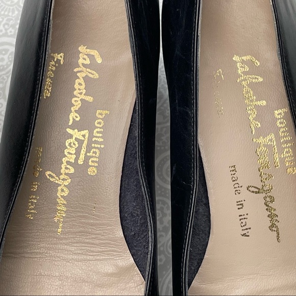 Salvatore Ferragamo Firenze black flats w/bows. EUC - Picture 3 of 11